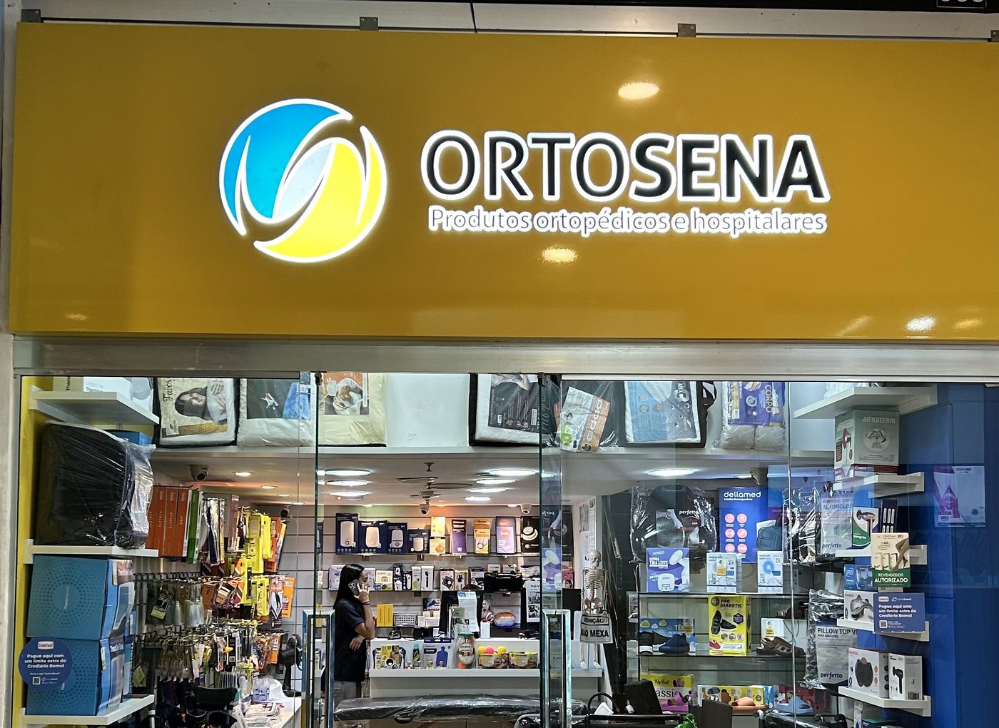 Fachada da loja Ortosena no Amazonas Shopping, entrada H, 1º piso, com vitrine de produtos ortopédicos e hospitalares
