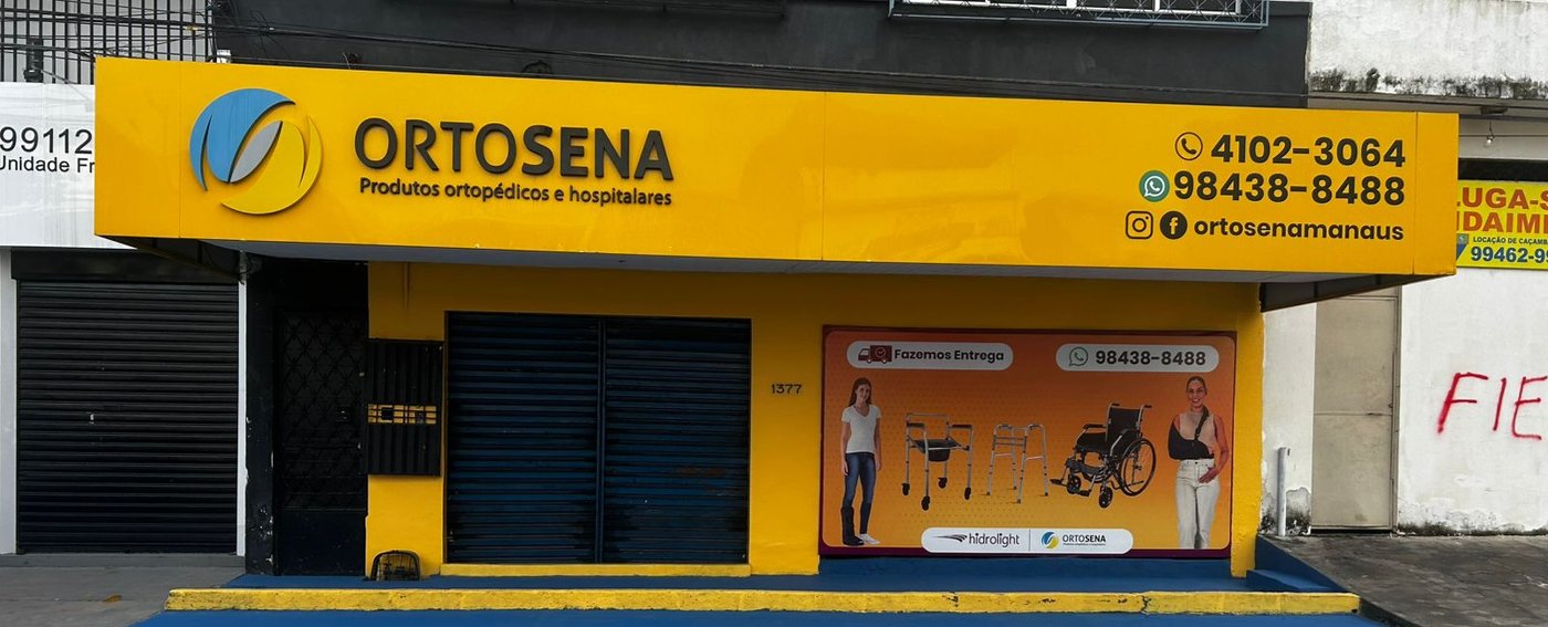 Fachada da loja Ortosena na Av. Carvalho Leal, Cachoeirinha, com painel de produtos ortopédicos e hospitalares