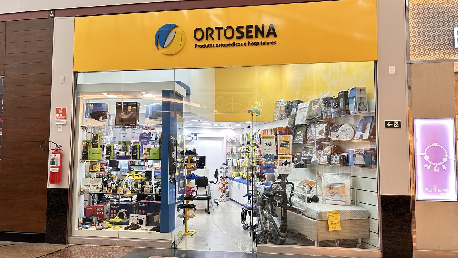 Fachada da loja Ortosena no Manauara Shopping, piso G4, com vitrine de produtos ortopédicos e hospitalares