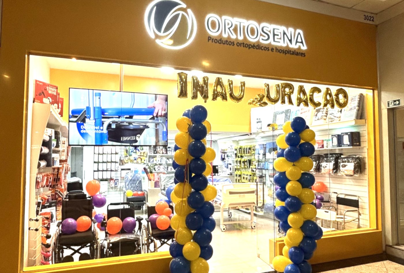 Fachada da loja Ortosena no Sumaúma Park Shopping, piso Japiim, com vitrine de produtos ortopédicos e hospitalares